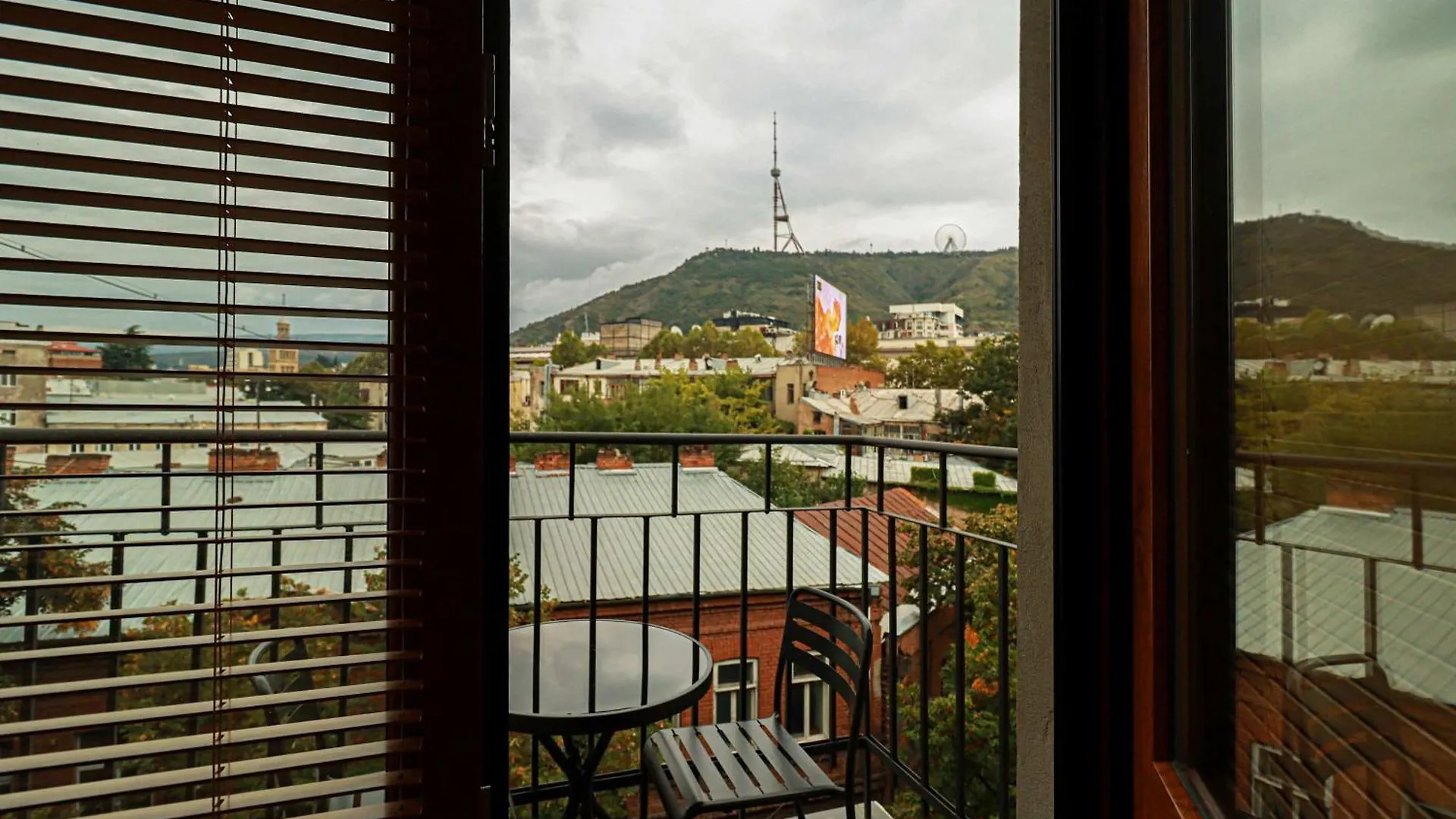 Chic 2Br Center Apt With View - By Wehost ティビリシ アパート