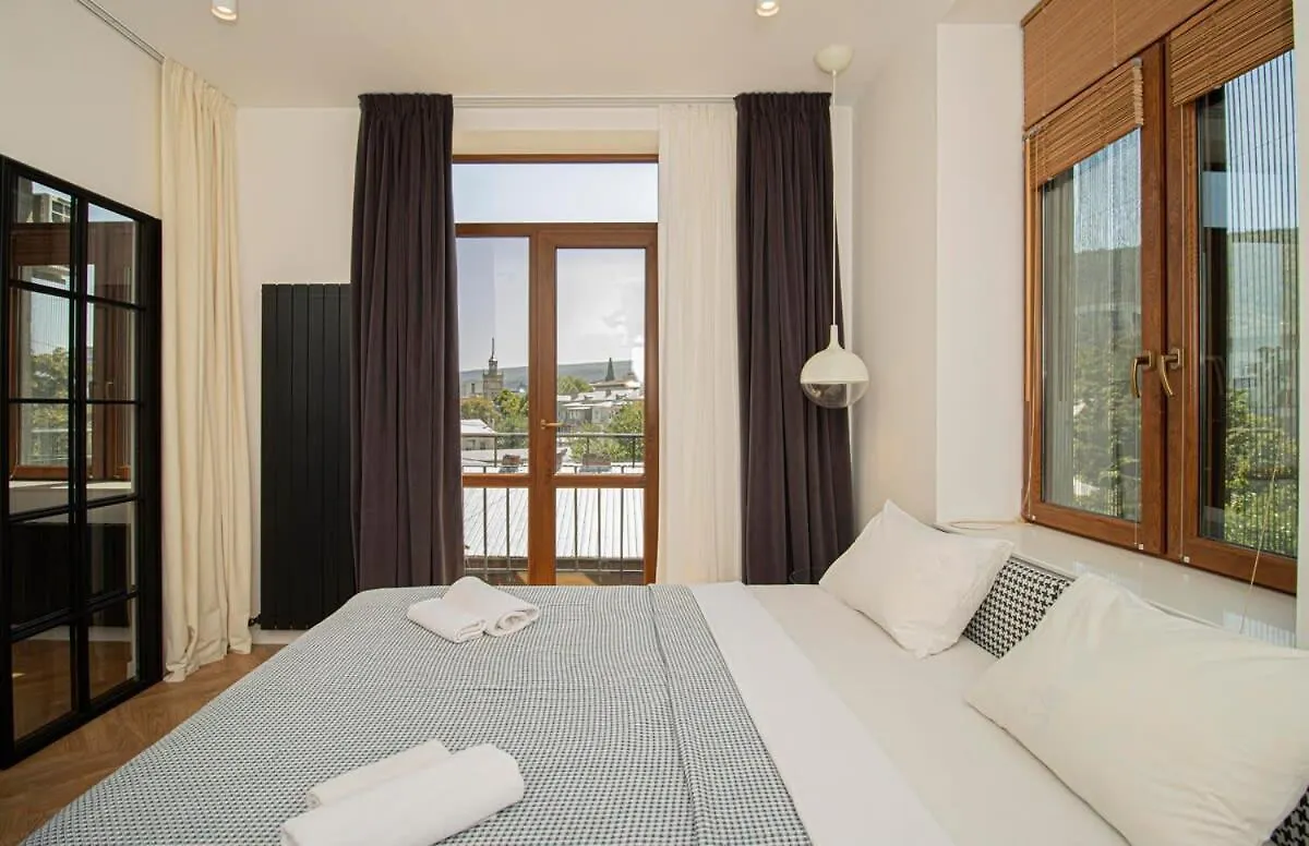 Chic 2Br Center Apt With View - By Wehost ティビリシ アパート