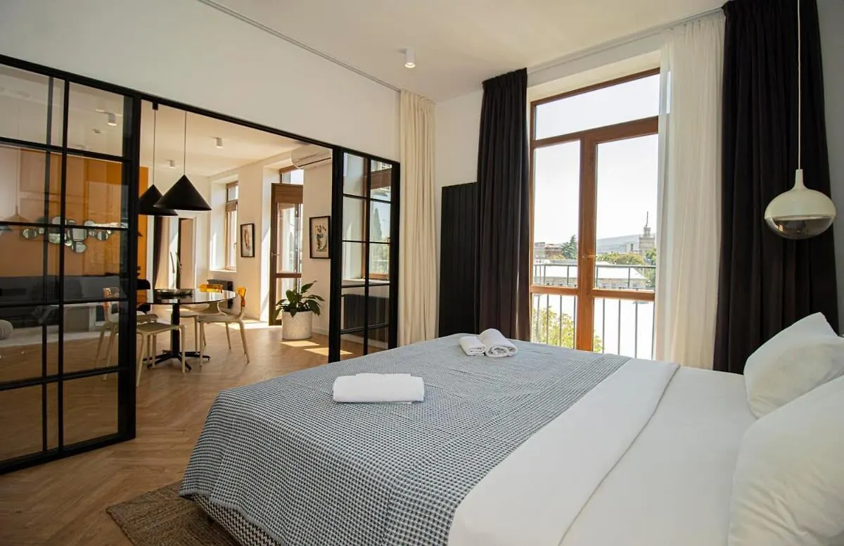 Chic 2Br Center Apt With View - By Wehost ティビリシ グルジア