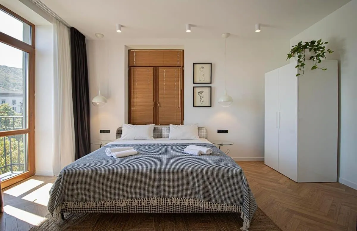 Chic 2Br Center Apt With View - By Wehost ティビリシ アパート